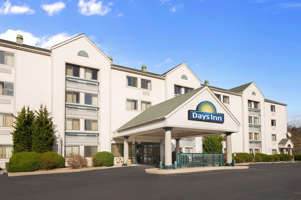 Days Inn & Suites By Wyndham Kansas City - Chiefs Arrowhead Stadium Exterior photo
