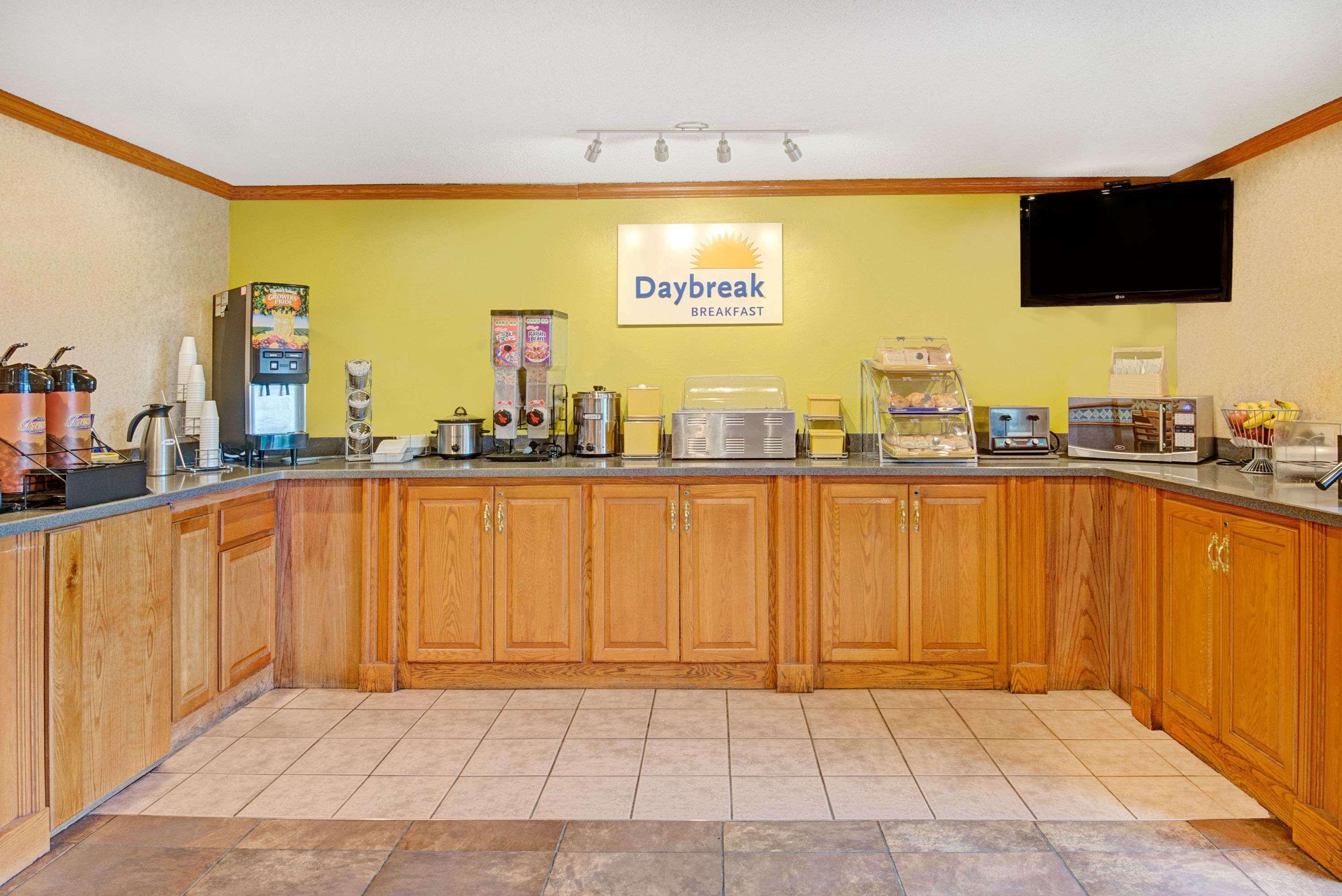 Days Inn & Suites By Wyndham Kansas City - Chiefs Arrowhead Stadium Exterior photo
