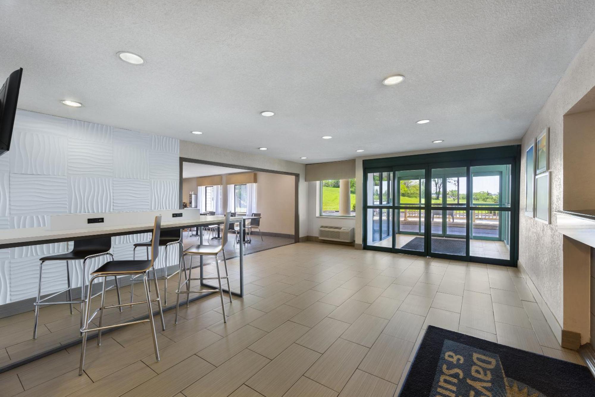 Days Inn & Suites By Wyndham Kansas City - Chiefs Arrowhead Stadium Exterior photo