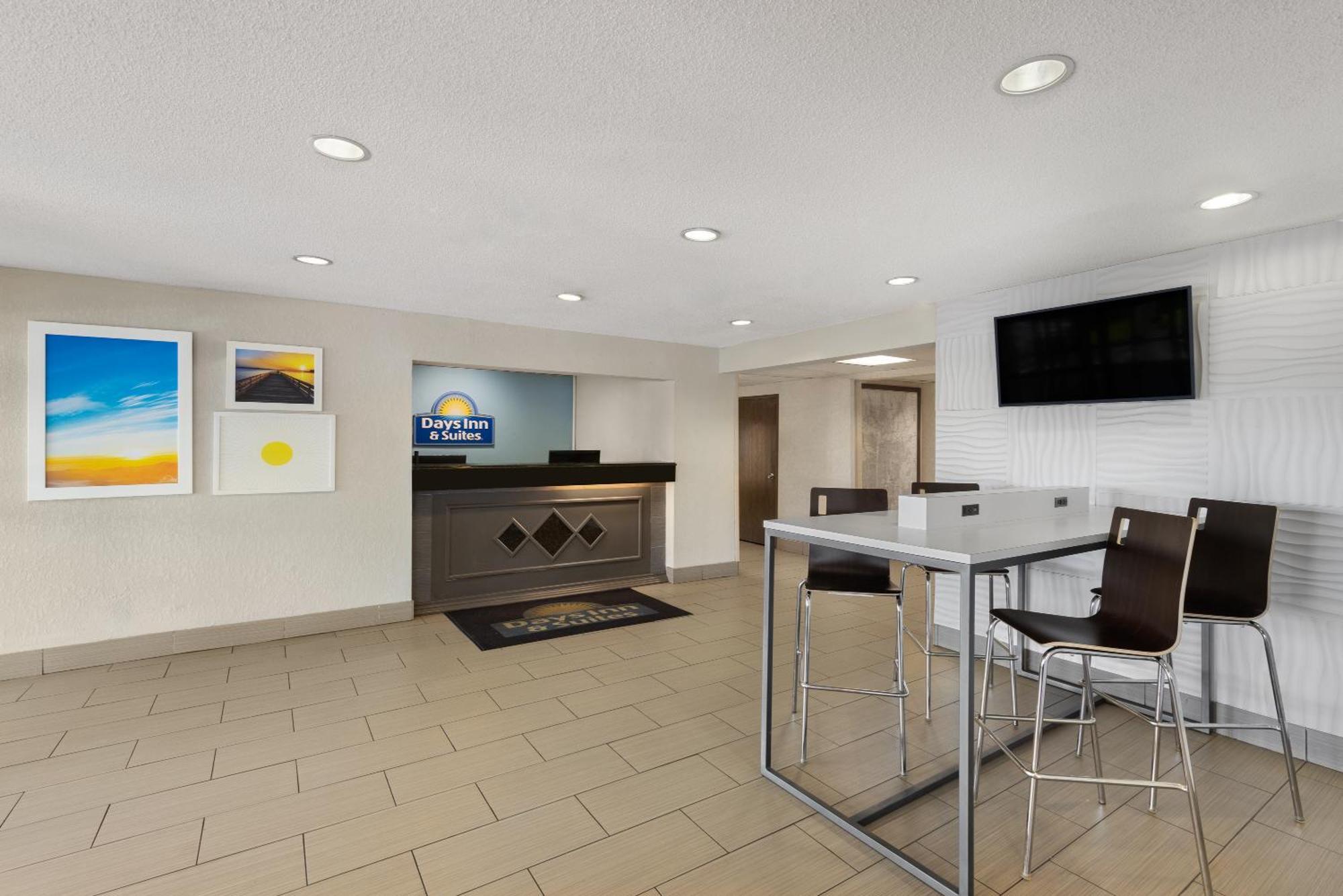 Days Inn & Suites By Wyndham Kansas City - Chiefs Arrowhead Stadium Exterior photo
