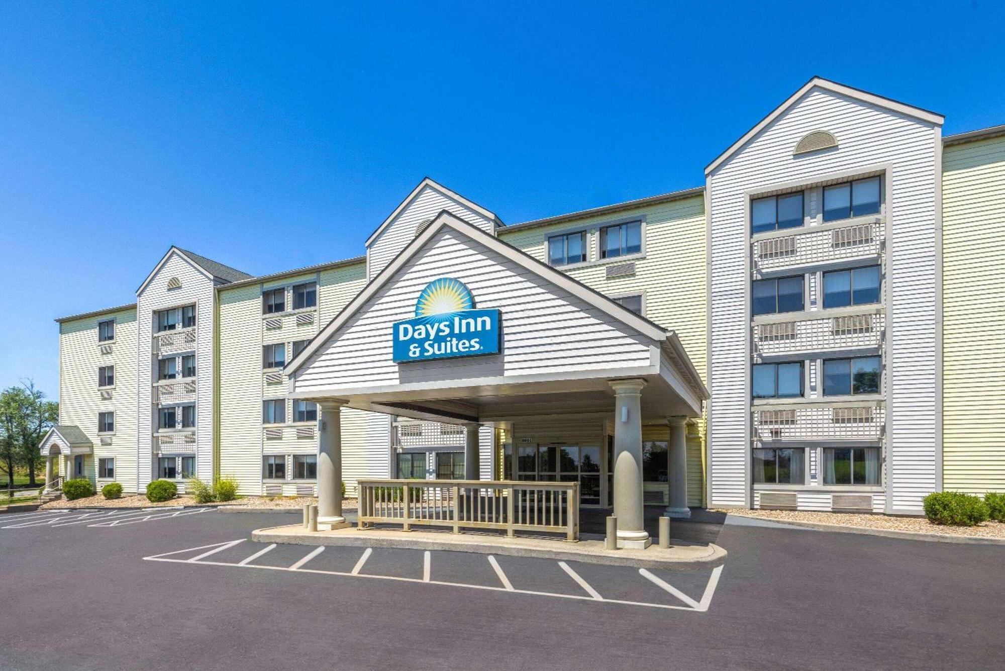 Days Inn & Suites By Wyndham Kansas City - Chiefs Arrowhead Stadium Exterior photo